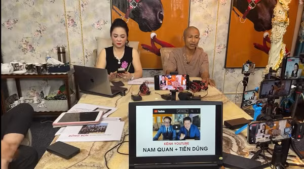 Tuy nhiên, ít ai biết rằng đằng sau mỗi buổi livestream của bà Phương Hằng đó là cả một ê-kíp vô cùng "hùng hậu" làm việc không ngừng nghỉ để đảm bảo mọi thứ diễn ra trơn tru và thu hút khán giả.