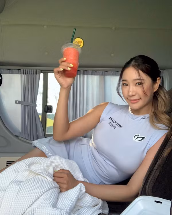 Mỗi lần cô nàng xuất hiện, cư dân mạng lại bắt đầu buông những lời châm biếm về vẻ ngoài của cô do vòng 1 quá "đồ sộ".