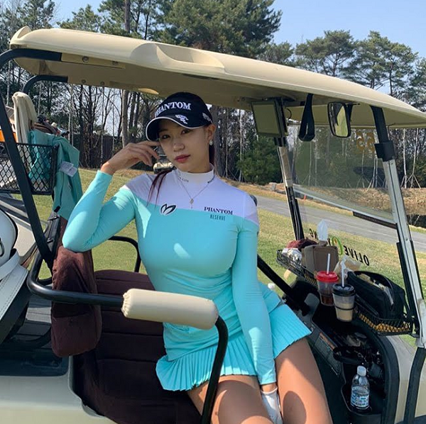 Cho dù nữ golfer xinh đẹp đã thay đổi bằng việc ăn mặc kín đáo hơn, tuy nhiên cũng không thoát khỏi sự soi mói của dân mạng.