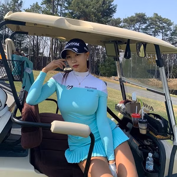 Cho dù nữ golfer xinh đẹp đã thay đổi bằng việc ăn mặc kín đáo hơn, tuy nhiên cũng không thoát khỏi sự soi mói của dân mạng.