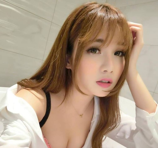 Khuôn ngực đầy đặn cùng thân hình thon thả vô cùng gợi cảm là lợi thế lớn giúp cô nàng được chú ý và nhận nhiều hợp đồng quảng cáo.