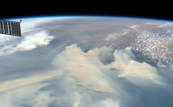 Tại đây, nhiệt độ không khí tăng theo độ cao (trái ngược với dưới tầng đối lưu), khiến tầng này rất ổn định. Vì vậy, máy bay có thể lui tới đây khi thời tiết bên dưới quá xấu. Nhưng điều này cũng khiến các chất hóa học bay tới tầng bình lưu cũng có xu hướng nán lại lâu hơn.