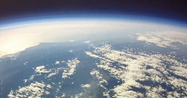 Sự ấm lên do khí nhà kính khiến tầng đối lưu nở ra, chèn ép tầng bình lưu phía trên. Một nguyên nhân quan trọng khác là lượng CO2 gia tăng trong tầng bình lưu khiến các hỗn hợp khí lạnh đi và tụ lại gần nhau hơn (tác động trái ngược so với tầng đối lưu), làm cả tầng này co nhỏ.