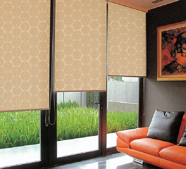 Theo một nghiên cứu khoa học thì 30% lượng nhiệt không mong muốn trong nhà đến từ các cửa kính. Do đó, biện pháp đơn giản nhất để giúp nhà mát mẻ là luôn kéo rèm cửa và cũng nên lựa chọn những loại rèm có màu sắc tối để tránh bức xạ nhiệt có thể vào được trong phòng.