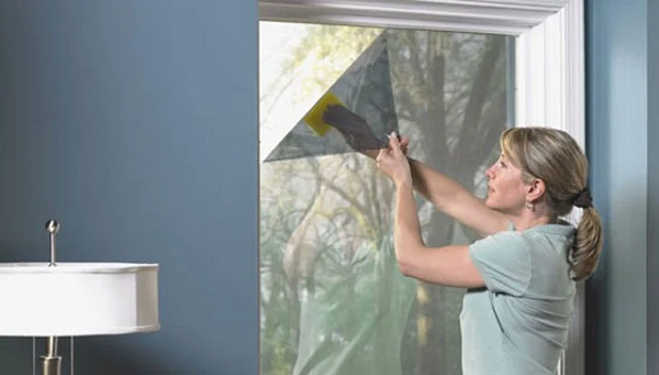 Dán phim cách nhiệt cho cửa sổ cũng là một ý tưởng hay và hữu dụng khi bạn muốn nhà mát mẻ hơn vào ngày nắng.