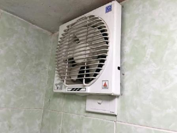 Hãy bật quạt thông gió trong nhà bếp và phòng tắm giúp loại bỏ luồng không khí nóng do nấu ăn hoặc sau khi bạn tắm xong.