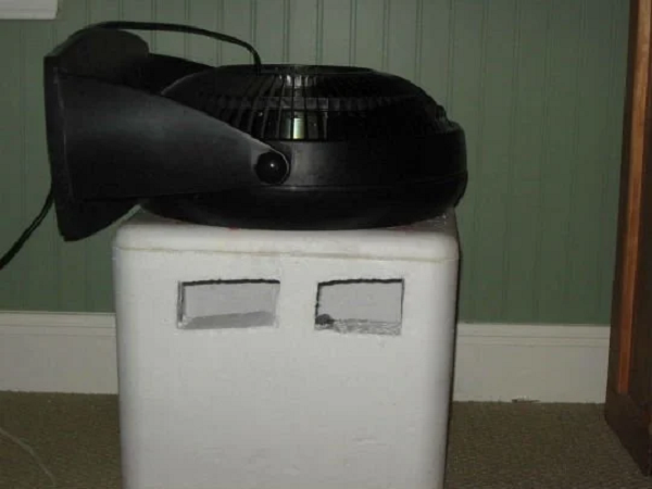 Nếu không muốn bật điều hòa nhiều, có thể sử dụng một mẹo nhỏ đơn giản với nước đá và một chiếc quạt. Để đá lạnh vào trong một chiếc bát và đặt phía trước một chiếc quạt. Hơi lạnh bốc lên sau đó sẽ được quạt thổi khắp phòng giúp giảm nhiệt rất tốt.