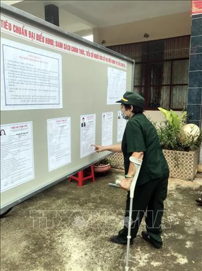 Các cử tri là thương binh nặng tại Trung tâm Điều dưỡng thương binh và người có công Long Đất tìm hiểu về tiểu sử những ứng cử viên và danh sách cử tri tại Tổ bầu cử số 19, khu phố Hải Sơn, Thị trấn Long Hải, huyện Long Điền, tỉnh Bà Rịa - Vũng Tàu. Ảnh: TTXVN phát