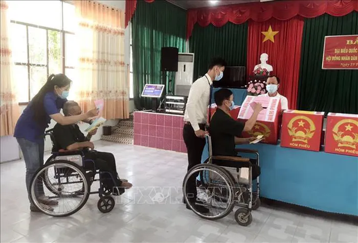Các thương binh đang điều dưỡng tại Trung tâm Điều dưỡng thương binh và người có công Long Đất bầu cử tại Trung tâm - Tổ bầu cử số 19, khu phố Hải Sơn, Thị trấn Long Hải, huyện Long Điền, tỉnh Bà Rịa - Vũng Tàu. Ảnh: TTXVN phát