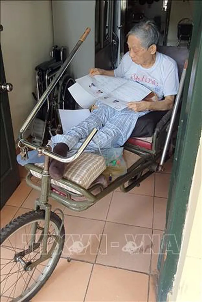 Các cử tri là thương binh nặng tại Trung tâm Điều dưỡng thương binh Thuận Thành (tỉnh Bắc Ninh) bỏ phiếu bầu cử tại Trung tâm. Ảnh: TTXVN phát