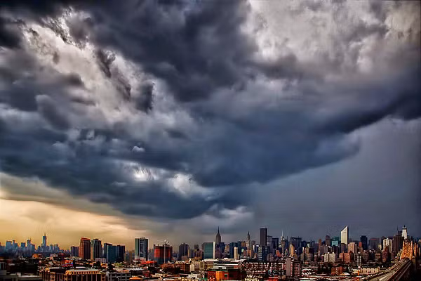 Người dân nên chuẩn bị sẵn áo mưa khi đi làm đề phòng những cơn mưa lớn đến bất chợt.