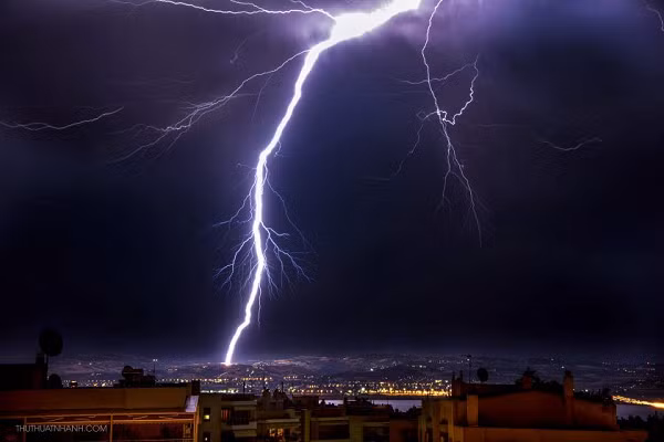 Tuy nhiên, có nhiều dấu hiệu mà mắt thường cũng có thể nhận biết được. Bầu trời xuất hiện những đám mây đen, trời tự nhiên tối sầm. Trước cơn dông, gió thường lặng và có những luồng gió mát do mưa ở khu vực lân cận.