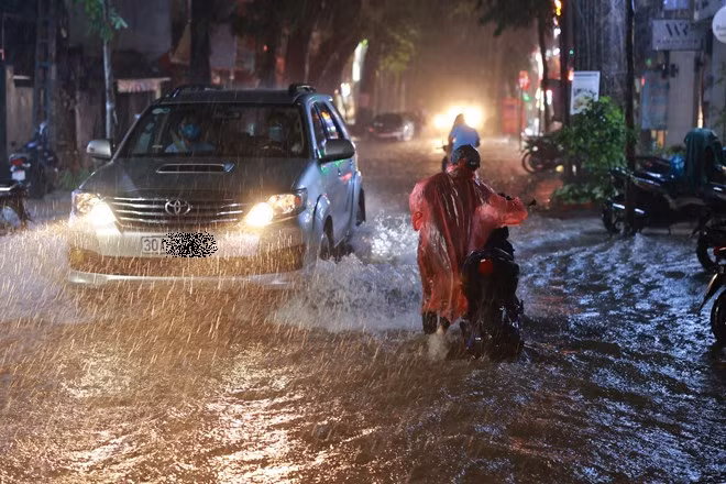 Lượng mưa vượt quá khả năng thiết kế của hệ thống thoát nước thành phố khiến ngập lụt xảy ra trên diện rộng. Mưa lớn cũng xảy ra trùng thời điểm tan tầm khiến giao thông đi lại rất khó khăn, nhiều ô tô, xe máy ngập trong biển nước. 