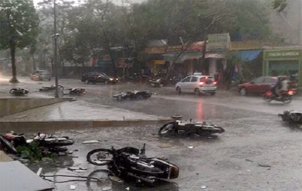 Để ứng phó với những cơn dông nhiệt cách tốt nhất là người dân cần tìm nơi trú tránh an toàn, kiên cố, hạn chế tham gia giao thông để tránh sét đánh và gió giật mạnh trong cơn dông.