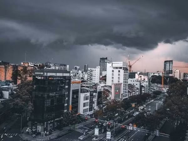 Rút bớt đồ điện tử trong nhà, thu gọn đồ đạc đang để bên ngoài đề phòng sét đánh hoặc gió giật mạnh thổi bay.