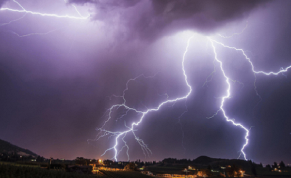 Khoảng sau 15h, nhiệt độ cao đốt nóng bề mặt, độ ẩm lớn khiến không khí ẩm. Luồng không khí này di chuyển đi lên, tạo ra các đám mây dông nhiệt.