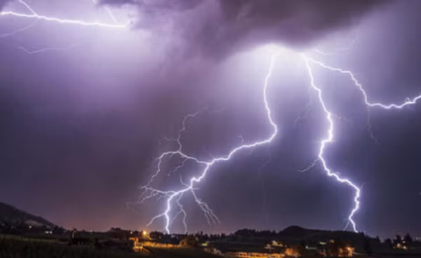 Khoảng sau 15h, nhiệt độ cao đốt nóng bề mặt, độ ẩm lớn khiến không khí ẩm. Luồng không khí này di chuyển đi lên, tạo ra các đám mây dông nhiệt.