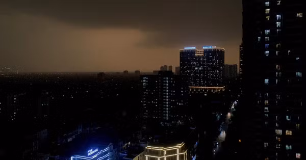 Dông nhiệt xuất hiện thời gian ngắn nhưng thường kèm các hiện tượng thời tiết cực đoan như gió giật mạnh, mưa lớn, sấm sét dữ dội, thậm chí cả mưa đá, vòi rồng.