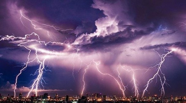 Có 2 yếu tố gây nguy hiểm nhất trong các cơn dông nhiệt là sét và gió giật mạnh. Bởi sét có thể đánh chết người, gió giật gây tốc mái, cây đổ.