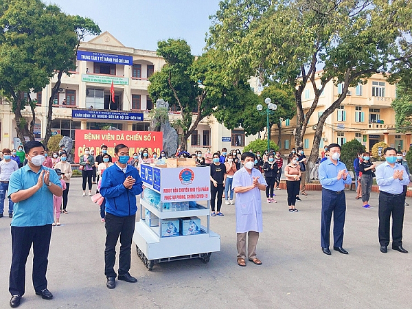 Che tao thanh cong robot van chuyen nhu yeu pham chong COVID-19