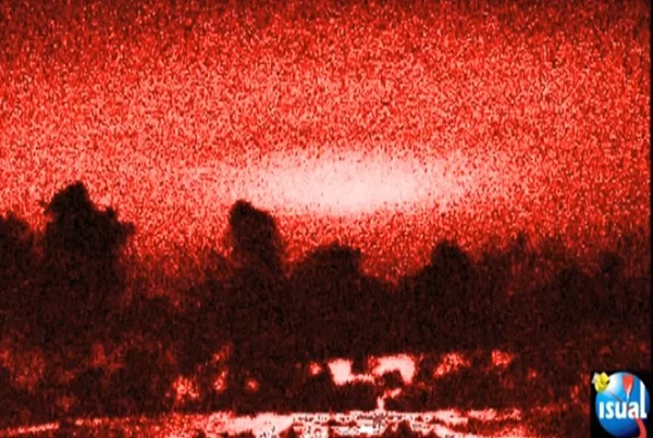 Sét dị hình Elves bao gồm những tia sáng lóe ngang trong khoảng một mili giây và hình thành trong tầng điện ly phía trên các đám mây bão khoảng 60 dặm (97 km) rất hiếm khi xuất hiện. Màu sắc của chúng vẫn là một câu hỏi đối với giới khoa học, nhưng hầu hết mọi người đều đồng ý rằng nó có màu đỏ rực.