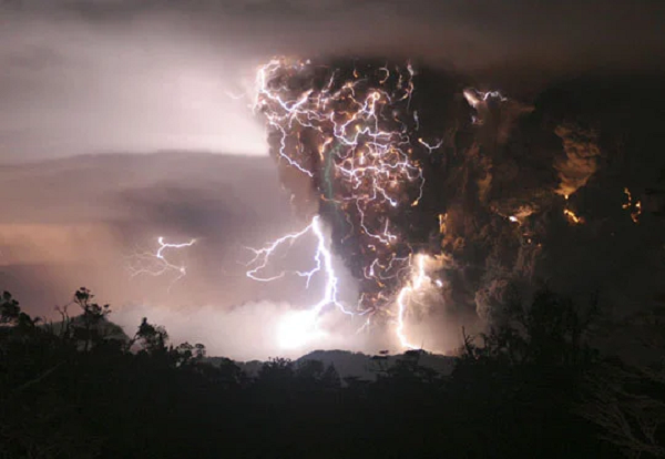 Sét hòn là hiện tượng phóng điện trong không khí. Đặc tính tự nhiên của loại này vẫn còn gây tranh cãi. Đây là những vật phát sáng hình cầu bay lơ lửng có kích cỡ từ hạt đậu đến vài mét.