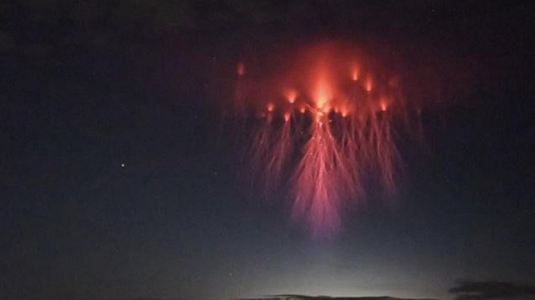 Một siêu sét dị hình chỉ kéo dài khoảng 10 đến 100 milli giây nên muốn ghi lại hiện tượng này, các nhiếp ảnh gia phải chuẩn bị vô cùng kỹ lưỡng và cần một chút may mắn.