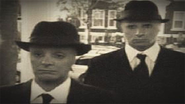 Mắt của họ phát ra một thứ ánh sáng kì quái nào đó khiến họ luôn phải đeo kính râm. Họ thường xuất hiện với các nhóm 3 người, mặc đồng vest đen đi trên những chiếc Cadillac mới tinh…