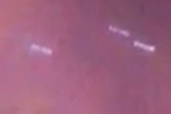 Theo ghi nhận từ người dân tại thành phố Santa Cruz, miền Trung Bolivia, họ không chỉ thấy UFO mà còn tận mắt chứng kiến người ngoài hành tinh bước ra khỏi đó.