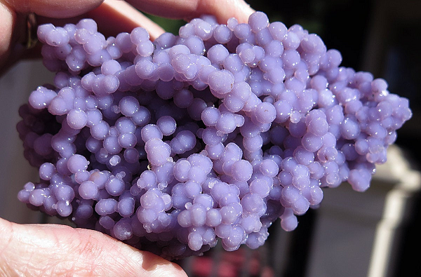 Sở dĩ nó có nhiều màu sắc như vậy là do kết quả của các tạp chất kim loại (như sắt, niken, đồng và titan) có trong quá trình kết tinh.