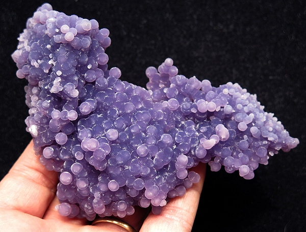 Chalcedony là loại đá được sử dụng nhiều nhất trong mọi thời đại, với độ cứng cao, bền và bề mặt mịn sau khi đánh bóng, nó được sử dụng nhiều trong chế tác trang sức hoặc cả những sản phẩm trang trí.