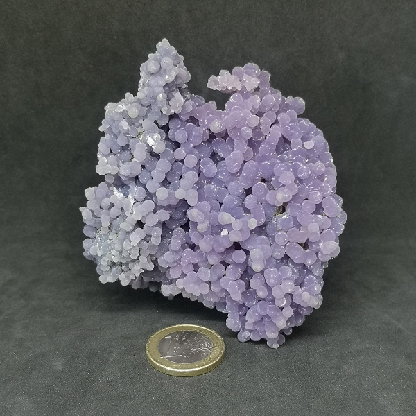 Những viên đá giá trị nhất có độ bão hòa màu sắc mạnh và các mảnh đặc biệt có độ trong mờ cao hoặc gần như trong suốt cũng có thể được mài thành mặt đá sử dụng trong dây chuyền hoặc mặt nhẫn.