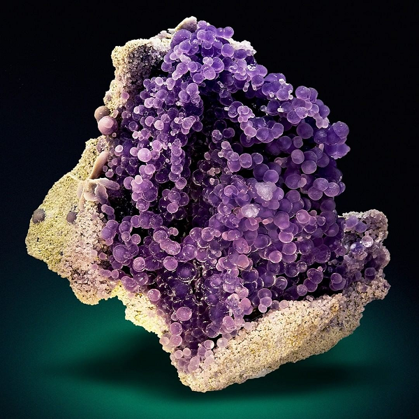 Đá Chalcedony là 1 loại thuộc nhóm thạch anh silica dioxide có cấu trục dạng vi tinh thể rất mịn.