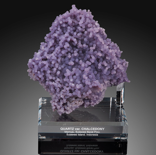 Đá Chalcedony có trong hầu hết các màu sắc khác nhau thường thì sẽ là màu trắng đến xám, xanh xám hoặc một số màu nâu, đôi khi đến gần như đen. Mỗi màu sắc ở các sắc thái khác nhau được sử dụng với cái tên khác nhau.