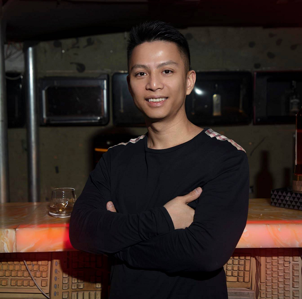 Cộng đồng mạng hết sức vui mừng khi Hiếu PC "đánh bay" nhiều trang web giả mạo các hãng hàng không để lừa đảo bán vé máy bay. Sau đó, anh chàng chia sẻ về công cụ tiện ích "chống lừa đảo" mà Hiếu mất 3 đêm thức trắng để hoàn thiện.