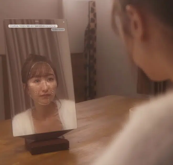 "Chiếc gương nịnh nọt" này có thể tương tác với người dùng và khiến cho họ cảm thấy mình vô xinh đẹp, như công chúa Bạch Tuyết ngày xưa luôn được chiếc gương thần khen ngợi vậy.