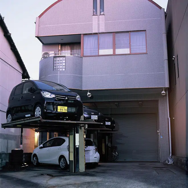 Để tiết kiệm không gian, nhiều thành phố lớn như Tokyo, ô tô được đỗ trước sân theo từng tầng vô cùng gọn gàng.