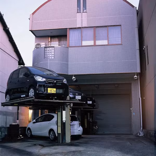 Để tiết kiệm không gian, nhiều thành phố lớn như Tokyo, ô tô được đỗ trước sân theo từng tầng vô cùng gọn gàng.