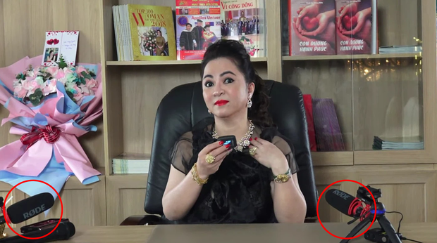 Đáng nói, trong các livestream, bà Phương Hằng sử dụng nhiều micro để nhằm đảm bảo âm thanh tốt nhất. Trong đó gồm, hai chiếc mic Videomic NTG - một sản phẩm của Rode được nhiều videographer trên thế giới yêu thích vì chất lượng của nó.