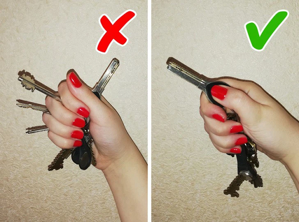 Trong các tình huống hiểm nghèo, chìa khóa cũng có thể là một thứ vũ khí tự vệ hiệu quả. Vấn đề là bạn dùng nó như thế nào. Nhiều người cho rằng cách tốt nhất là kẹp khóa vào từng ngón tay, để nắm đấm trở nên nguy hiểm hơn. Tuy nhiên đây thực chất là một sai lầm, vì một nắm đấm như thế trông rất thu hút.