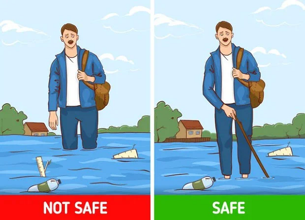 Nếu bạn phải đối mặt với lũ lụt khiến nước ngập che kín đường, đừng cố gắng di chuyển một cách bất cẩn. Dòng nước có thể chảy rất xiết và cuốn bạn đi nơi khác. Hãy sử dụng một chiếc gậy hoặc que dài để dò đường trước, cảm nhận được nền đất đủ cứng để tiếp tục bước đi. Nếu nước ngập trong nhà, hãy lập tức ngắt toàn bộ nguồn điện.