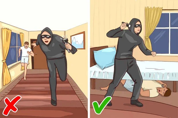 Nếu có kẻ trộm đột nhập vào nhà, hãy bình tĩnh nghe ngóng, xem liệu có đúng là kẻ trộm đột nhập hay không và xác định phương án bỏ chạy. Trong trường hợp không có nơi để chạy thoát, hãy tìm một nơi an toàn để ẩn nấp, sau đó gọi cho cảnh sát ngay lập tức. Hãy giữ yên lặng tuyệt đối, và làm theo chỉ dẫn của họ.