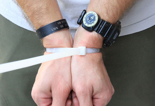 Nếu trường hợp bị phát hiện, bạn hãy đưa tay quá đầu rồi dập xuống thật mạnh theo hướng cổ tay mở ra, khuỷu tay đánh về phía sau. Nguyên nhân là vì dù rất chắc chắn, nhưng phần khóa kéo của dây kéo nhựa rất dễ bị bẻ gãy.