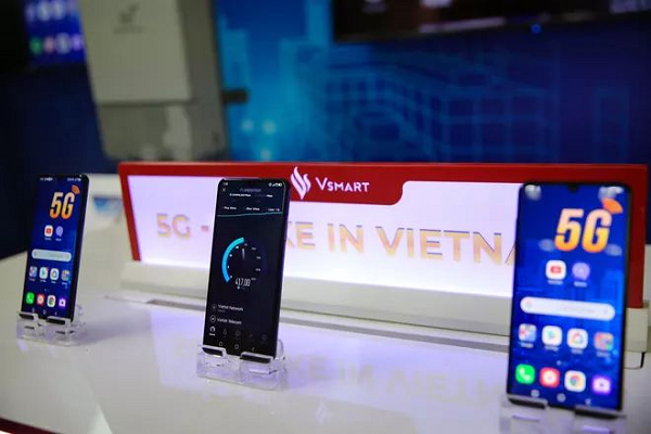 Aris 5G là mẫu smartphone Việt Nam đầu tiên hỗ trợ mạng 5G, và là kết quả hợp tác giữa VinSmart và Qualcomm. Aris 5G sử dụng chip Snapdragon 765 của Qualcomm và được tích hợp sẵn modem 5G.