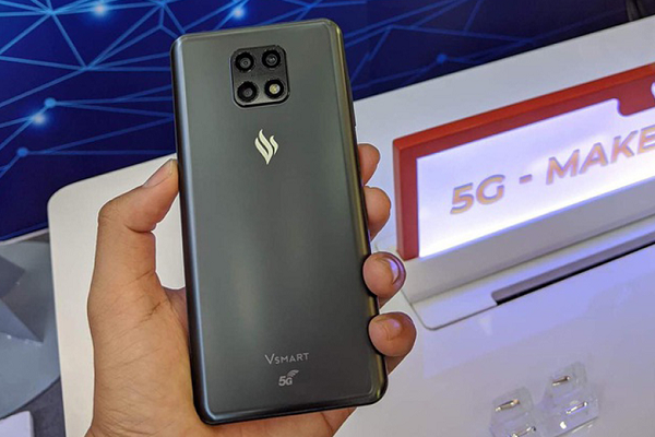 Trang web của FCC Mỹ cũng liệt kê 10 mẫu điện thoại do VinSmart sản xuất vừa vượt qua các bài kiểm tra chất lượng để được bán tại Mỹ. Đáng chú ý, trong danh sách này có một sản phẩm mang tên V740S - vốn là Vsmart Aris, điện thoại tầm trung mới nhất của VinSmart đang bán tại Việt Nam.