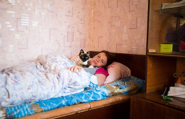 Uranium từ trong lòng đất theo nước thẩm thấu lên phía trên, biến đổi thành khí radon phát tán ra xung quanh. Theo các nhà khoa học, phương pháp đo bức xạ thông thường không thể phát hiện được loại khí này, dẫn đến một số nghiên cứu trước đó không lý giải được nguyên nhân căn bệnh.