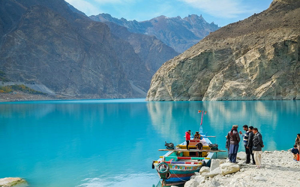Hơn 20 km cao tốc Karakoram, con đường duy nhất kết nối vùng đất xa xôi với bên ngoài, bị hư hại. Khu vực thoát nước của sông Hunza bị phá hủy.