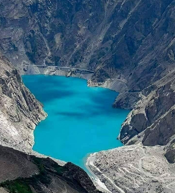 Hồ nước xanh ngắt tuyệt đẹp này nằm giữa các đỉnh núi thuộc dãy Karakoram ở phía bắc Pakistan nhưng ít ai biết đến nguồn gốc hình thành ghê sợ của nó.