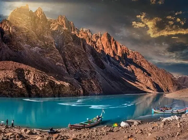 Nhưng đối với những người dân bị mất nhà và chịu ảnh hưởng của trận thảm họa, khung cảnh thiên nhiên này chứa đựng những mất mát và tan hoang trong quá khứ.