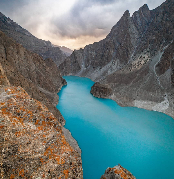 Dòng nước vì thế nhanh chóng bị chặn lại và đạt đến độ sâu tối đa. Hồ Attabad màu xanh ngọc lục bảo được tạo ra từ sự tàn phá đó.